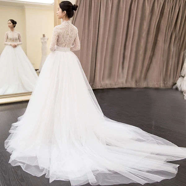 Élégant Ivoire Percé Robe De Mariée 2018 Empire Col Haut Manches Longues Perlage En Dentelle Chapel Train Volants