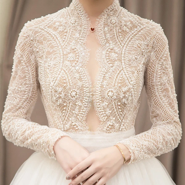 Élégant Ivoire Percé Robe De Mariée 2018 Empire Col Haut Manches Longues Perlage En Dentelle Chapel Train Volants