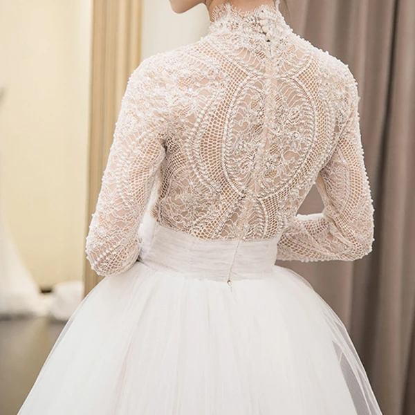 Élégant Ivoire Percé Robe De Mariée 2018 Empire Col Haut Manches Longues Perlage En Dentelle Chapel Train Volants
