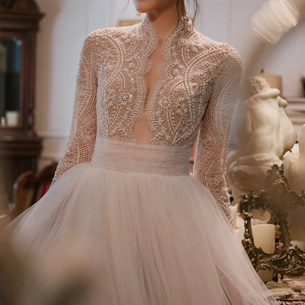 Élégant Ivoire Percé Robe De Mariée 2018 Empire Col Haut Manches Longues Perlage En Dentelle Chapel Train Volants