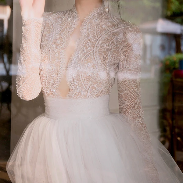 Élégant Ivoire Percé Robe De Mariée 2018 Empire Col Haut Manches Longues Perlage En Dentelle Chapel Train Volants