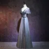 Chic / Belle Gris Robe De Soirée 2018 Princesse V-Cou Manches Courtes Ceinture Perlage Longue Volants Dos Nu Robe De Ceremonie
