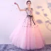 Schöne Rosa Ballkleider 2017 Ballkleid V-Ausschnitt Ärmellos Applikationen Blumen Stoffgürtel Lange Rüschen Rückenfreies Festliche Kleider