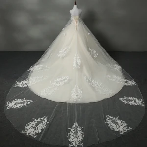 Fine Kirke Brudekjoler 2017 Paljetter Beading Blonder Appliques Blomst Ryggløse Uten Ermer Kjæreste Cathedral Train Champagne Ballkjole