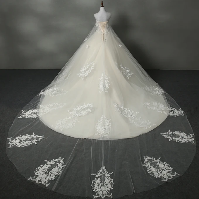 Fine Kirke Brudekjoler 2017 Paljetter Beading Blonder Appliques Blomst Ryggløse Uten Ermer Kjæreste Cathedral Train Champagne Ballkjole