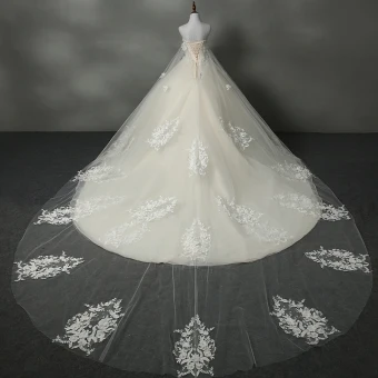 Chic Belle Église Robe De Mariée 2017 Paillettes Perlage En Dentelle Appliques Fleur Dos Nu Sans Manches Amoureux Cathedral Train Champagne Robe Boule