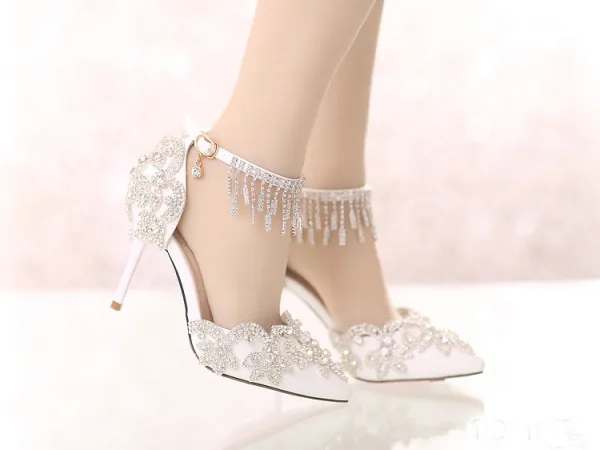 Charmant Weiß Strass Quaste Knöchelriemen Brautschuhe 2023 9 cm Stilettos Spitzschuh Hochzeit Hochhackige