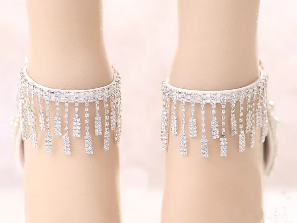 Charmant Weiß Strass Quaste Knöchelriemen Brautschuhe 2023 9 cm Stilettos Spitzschuh Hochzeit Hochhackige