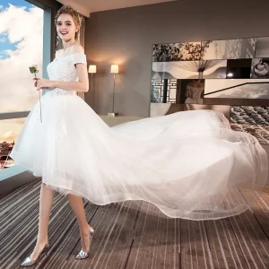 Høy Lav Sommer Hvit Strand Brudekjoler 2018 Prinsesse Av Skulderen Korte Ermer Ryggløse Appliques Blonder Paljetter Beading Buste Asymmetrisk