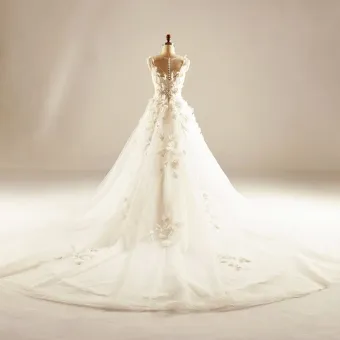 Chic Belle Salle Robe De Mariée 2017 Paillettes Perlage Perle En Dentelle Appliques Fleur Dos Nu Sans Manches Encolure Dégagée Cathedral Train Blanche Robe Boule Eu 44 Eu 46