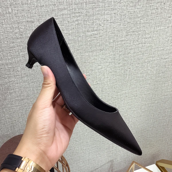 Simple Champagne Talon Bas Demoiselle D'honneur Escarpins 2020 Satin 5 cm / 2 inch Talons Aiguilles À Bout Pointu Escarpins