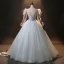 Style Audrey Hepburn Plumes Hiver Manches Longues Robe De Bal 2024 Gris Robe Boule Bretelles croisées Robe De Cérémonie