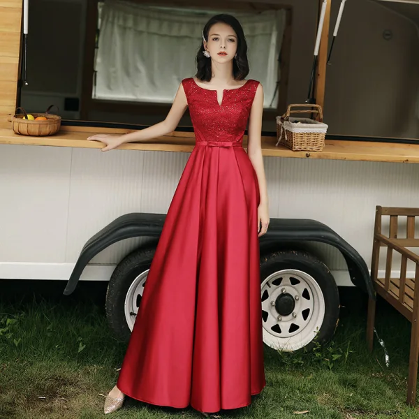 Modest / Simple Red Satin Bridesmaid Dresses 2021 A-Line / Princess Scoop Neck Bow Lace Flower 1/2 Sleeves Backless Floor-Length / Long Wedding Party Dresses
