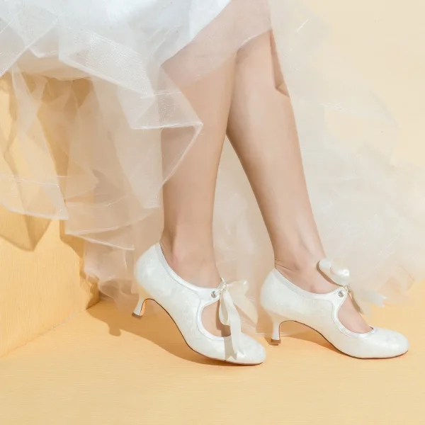 Schlicht Ivory / Creme Satin Spitze Brautschuhe 2021 Schleife 6 cm Stilettos Runde Zeh Hochzeit Pumps Hochhackige