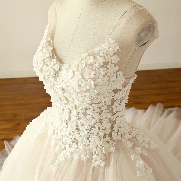 Élégant Champagne Gonflée Robe De Mariée 2018 Robe Boule Appliques V-Cou Sans Manches Cathedral Train Mariage