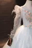 Style Audrey Hepburn Plumes Hiver Manches Longues Robe De Bal 2024 Gris Robe Boule Bretelles croisées Robe De Cérémonie