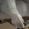 Luksusowe Białe Rękawiczki Ślubne 2020 Koronkowe Tiulowe Wykonany Ręcznie Aplikacje Frezowanie Perła Ślub Akcesoria