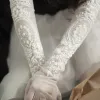 Luksusowe Białe Rękawiczki Ślubne 2020 Koronkowe Tiulowe Wykonany Ręcznie Aplikacje Frezowanie Perła Ślub Akcesoria