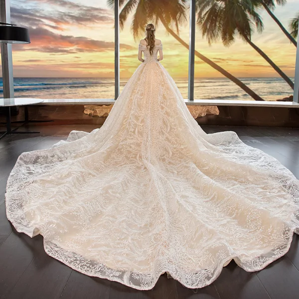 Luxe Champagne Robe De Mariée 2019 Princesse De l'épaule Manches Courtes Dos Nu Appliques En Dentelle Perlage Cathedral Train Volants