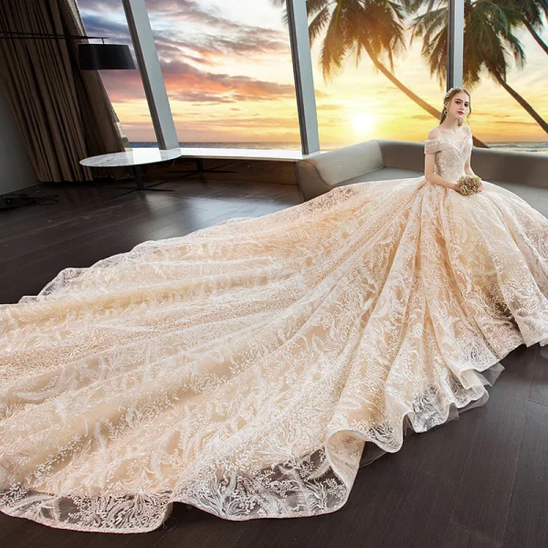Luxe Champagne Robe De Mariée 2019 Princesse De l'épaule Manches Courtes Dos Nu Appliques En Dentelle Perlage Cathedral Train Volants