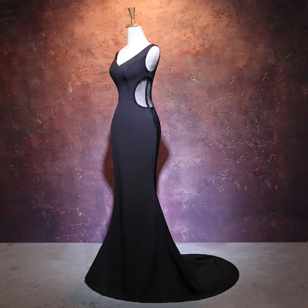 Simple Noire Percé Robe De Soirée 2017 Trompette / Sirène V-Cou Sans Manches Perlage Tribunal Train Dos Nu Robe De Ceremonie