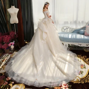 Luxe Champagne Robe De Mariée 2019 Robe Boule De L Épaule Manches Courtes Dos Nu Appliques En Dentelle Perle Perlage Gland Glitter Tulle Cathedral Train Volants