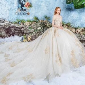 Luksus Champagne Brudekjoler 2019 Ballkjole Av Skulderen Korte Ermer Ryggløse Appliques Blonder Beading Cathedral Train Buste