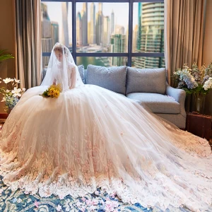 Glamorös Elfenben Genomskinliga Bröllopsklänningar 2019 Prinsessa Urringning 3 4 Ärm Beading Appliqués Spets Blomma Chapel Train Ruffle