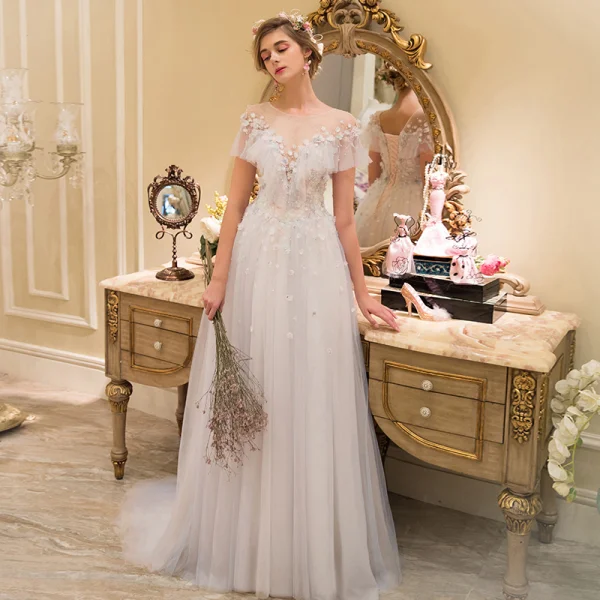 Élégant Champagne Transparentes Robe De Mariée 2019 Princesse Encolure Dégagée Manches Courtes Dos Nu Appliques En Dentelle Perle Train De Balayage Volants