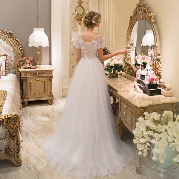 Élégant Champagne Transparentes Robe De Mariée 2019 Princesse Encolure Dégagée Manches Courtes Dos Nu Appliques En Dentelle Perle Train De Balayage Volants