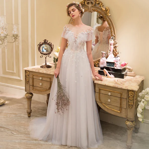 Élégant Champagne Transparentes Robe De Mariée 2019 Princesse Encolure Dégagée Manches Courtes Dos Nu Appliques En Dentelle Perle Train De Balayage Volants