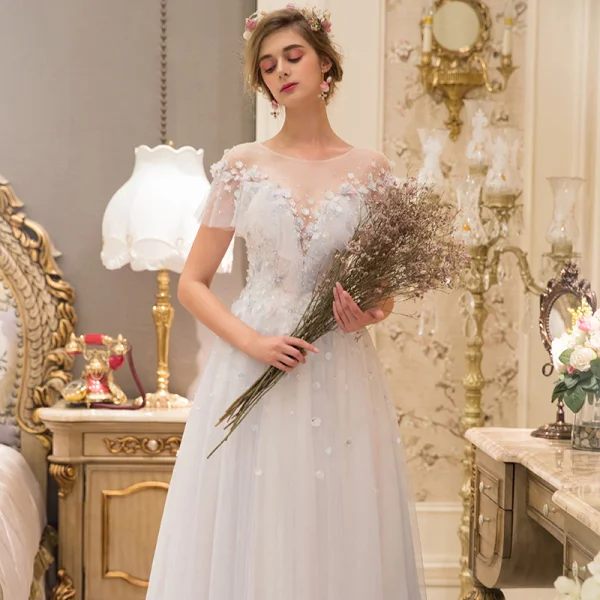 Élégant Champagne Transparentes Robe De Mariée 2019 Princesse Encolure Dégagée Manches Courtes Dos Nu Appliques En Dentelle Perle Train De Balayage Volants