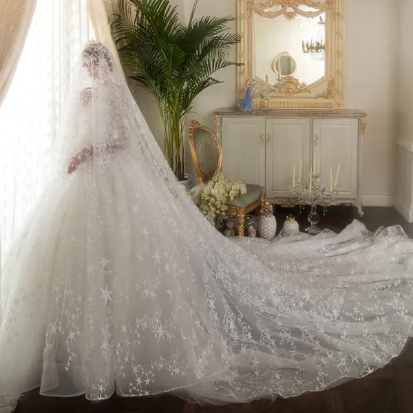 Stilig Elfenben Genomskinliga Bröllopsklänningar 2019 Balklänning Urringning 3/4 ärm Halterneck Stjärna Appliqués Spets Beading Cathedral Train Ruffle
