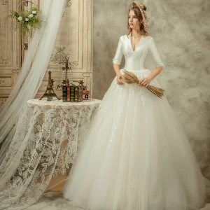 Audrey Hepburn Stil Elfenben Bröllopsklänningar 2019 Prinsessa V Hals 1 2 Ärm Halterneck Långa Ruffle