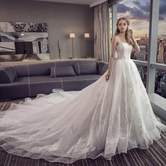 Affordable Ivory Wedding Dresses 2019 A Line Princess Strapless Sleeveless Backless Appliques Lace Chapel Train Ruffle