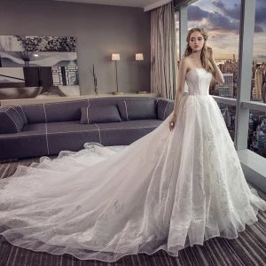 Erschwinglich Ivory Creme Brautkleider Hochzeitskleider 2019 A Linie Bandeau Ärmellos Rückenfreies Applikationen Spitze Kapelle Schleppe Rüschen