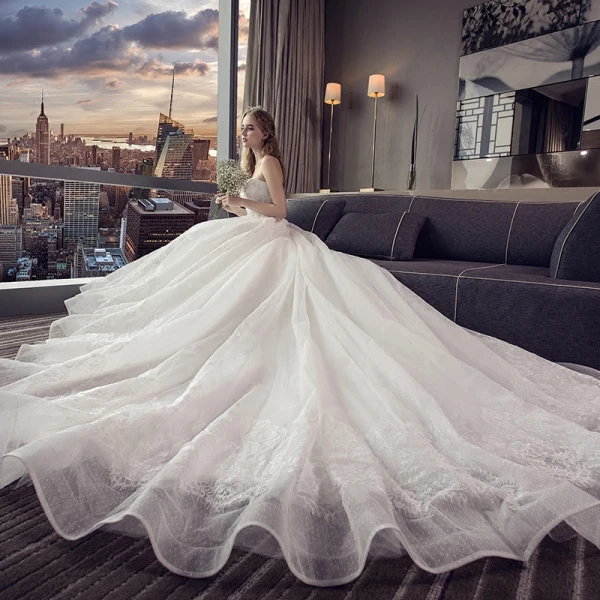 Prisvärd Elfenben Bröllopsklänningar 2019 Prinsessa Axelbandslös Ärmlös Halterneck Appliqués Spets Chapel Train Ruffle