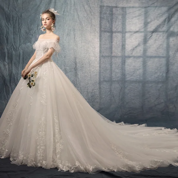 Luxus / Herrlich Ivory / Creme Brautkleider / Hochzeitskleider 2019 A Linie Off Shoulder Geschwollenes Kurze Ärmel Rückenfreies Applikationen Spitze Perlenstickerei Quaste Kapelle-Schleppe Rüschen