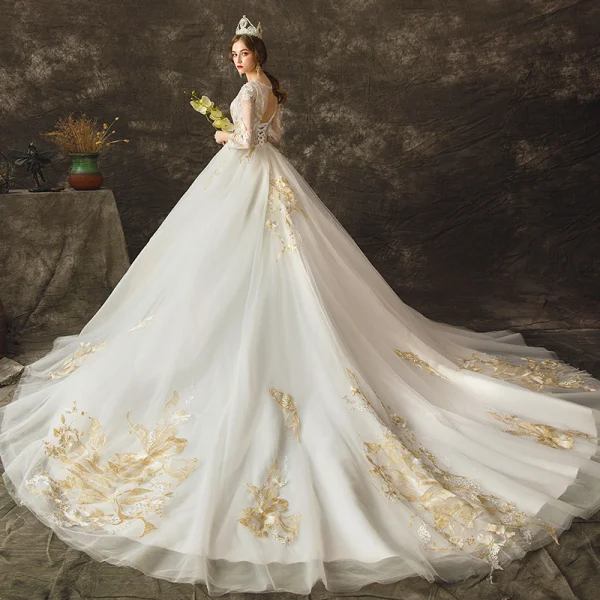Élégant Ivoire Transparentes Robe De Mariée 2019 Princesse Encolure Dégagée Manches Longues Dos Nu Doré Appliques En Dentelle Chapel Train Volants