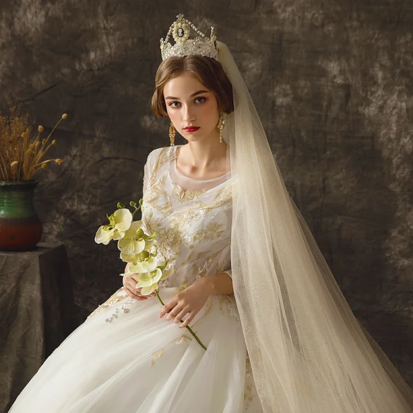Élégant Ivoire Transparentes Robe De Mariée 2019 Princesse Encolure Dégagée Manches Longues Dos Nu Doré Appliques En Dentelle Chapel Train Volants
