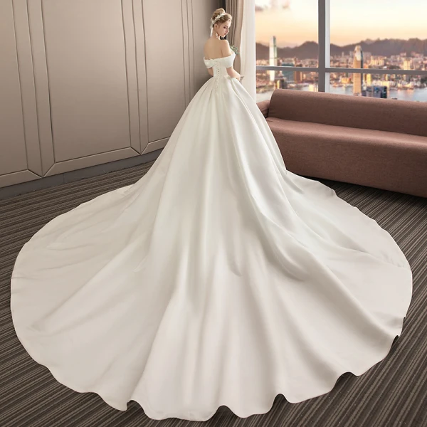 Simple Ivoire Satin Robe De Mariée 2019 Princesse De l'épaule Manches Courtes Cathedral Train Volants