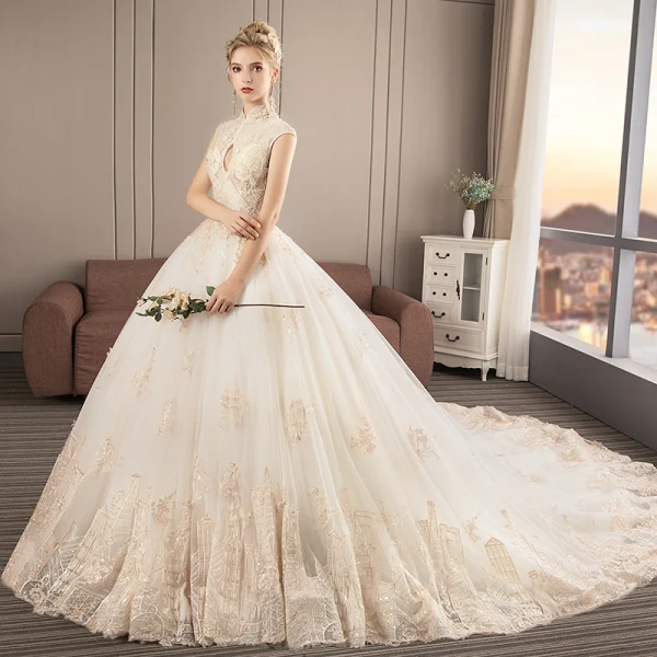 Chinesischer Stil Champagner Brautkleider / Hochzeitskleider 2019 A Linie Stehkragen Ärmellos Applikationen Spitze Pailletten Perlenstickerei Kathedrale Schleppe Rüschen