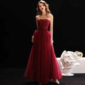 Elegant Burgunder Selskapskjoler 2019 Prinsesse Kjæreste Uten Ermer Appliques Blomst Beading Lange Buste Ryggløse Formelle Kjoler
