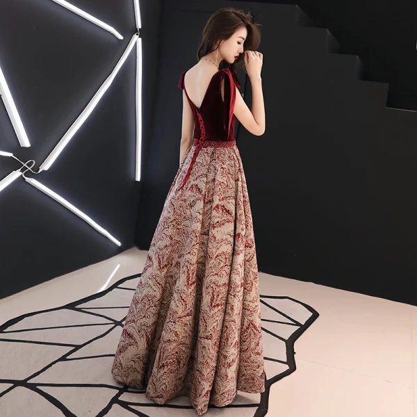 Sexy Burgunderrot Abendkleider 2019 A Linie V-Ausschnitt Ärmellos Drucken Blumen Polyester Perlenstickerei Stoffgürtel Lange Rüschen Rückenfreies Festliche Kleider