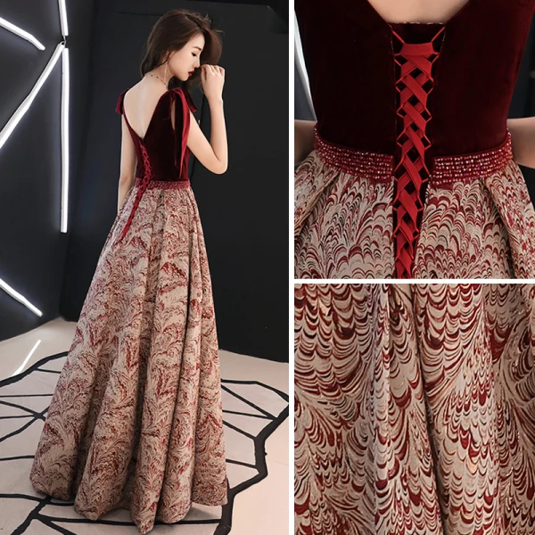 Sexy Burgunderrot Abendkleider 2019 A Linie V-Ausschnitt Ärmellos Drucken Blumen Polyester Perlenstickerei Stoffgürtel Lange Rüschen Rückenfreies Festliche Kleider