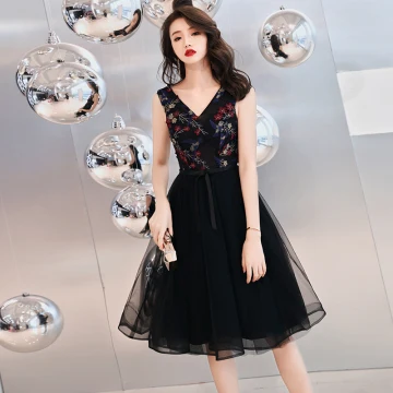 Chic Beautiful Black Homecoming Graduation Dresses 2019 A Line Princess V Neck Sleeveless Appliques Embroidered Flower Knee Length Ruffle Formal Dresses