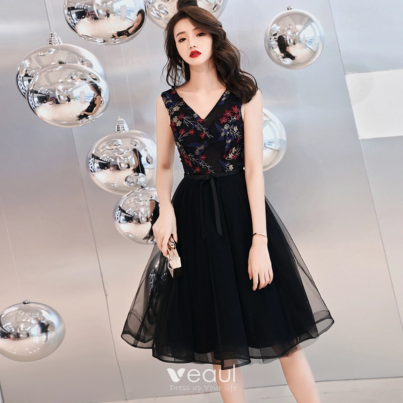 Chic / Beautiful Black Homecoming Graduation Dresses 2019 A-Line / Princess V-Neck Sleeveless Appliques Embroidered Flower Knee-Length Ruffle Formal