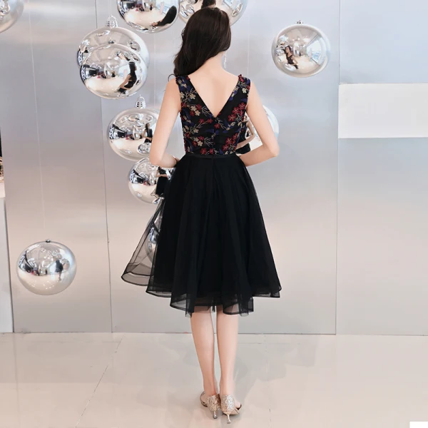 Chic / Beautiful Black Homecoming Graduation Dresses 2019 A-Line / Princess V-Neck Sleeveless Appliques Embroidered Flower Knee-Length Ruffle Formal Dresses