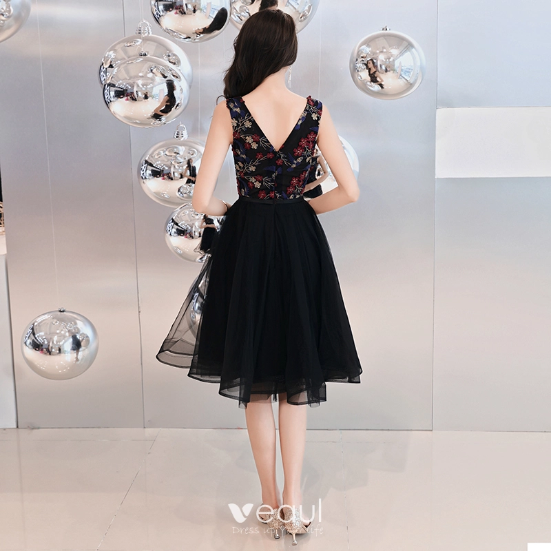 Chic Beautiful Black Homecoming Graduation Dresses 2019 A Line Princess V Neck Sleeveless Appliques Embroidered Flower Knee Length Ruffle Formal Dresses