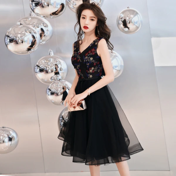 Chic / Beautiful Black Homecoming Graduation Dresses 2019 A-Line / Princess V-Neck Sleeveless Appliques Embroidered Flower Knee-Length Ruffle Formal Dresses